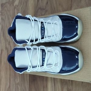 SLIGHY WORN - JORDAN 11 - WIN LIKE 82 - BIG KIDS 5.5